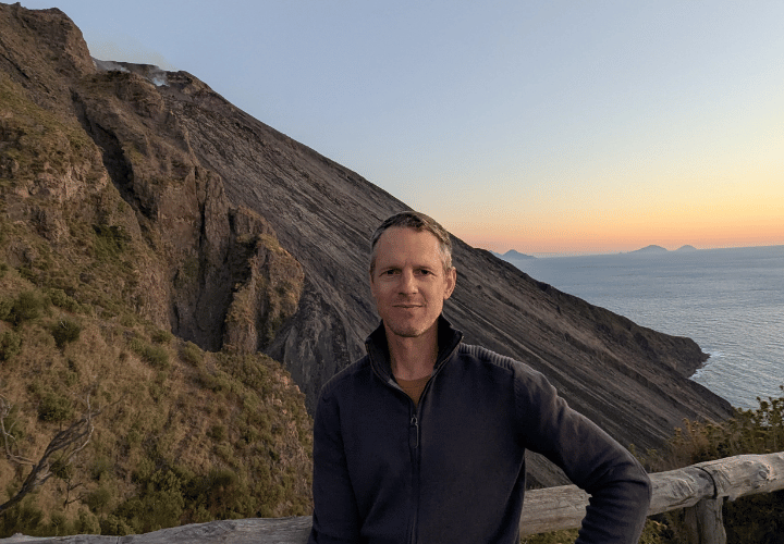 Photo de Christophe devant le volcan Stromboli