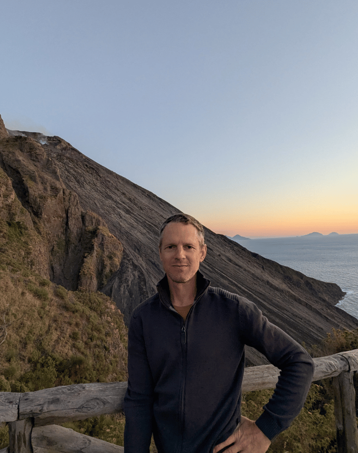 Photo de Christophe devant le volcan Stromboli