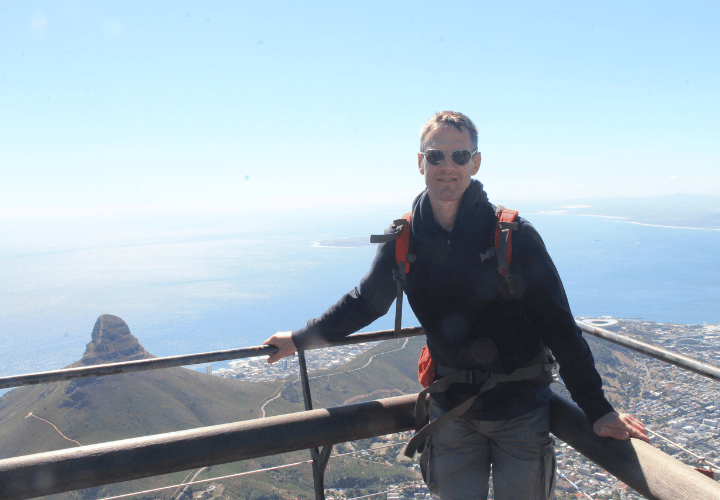 Christophe, organisateur de voyages sur mesure devant Capetown