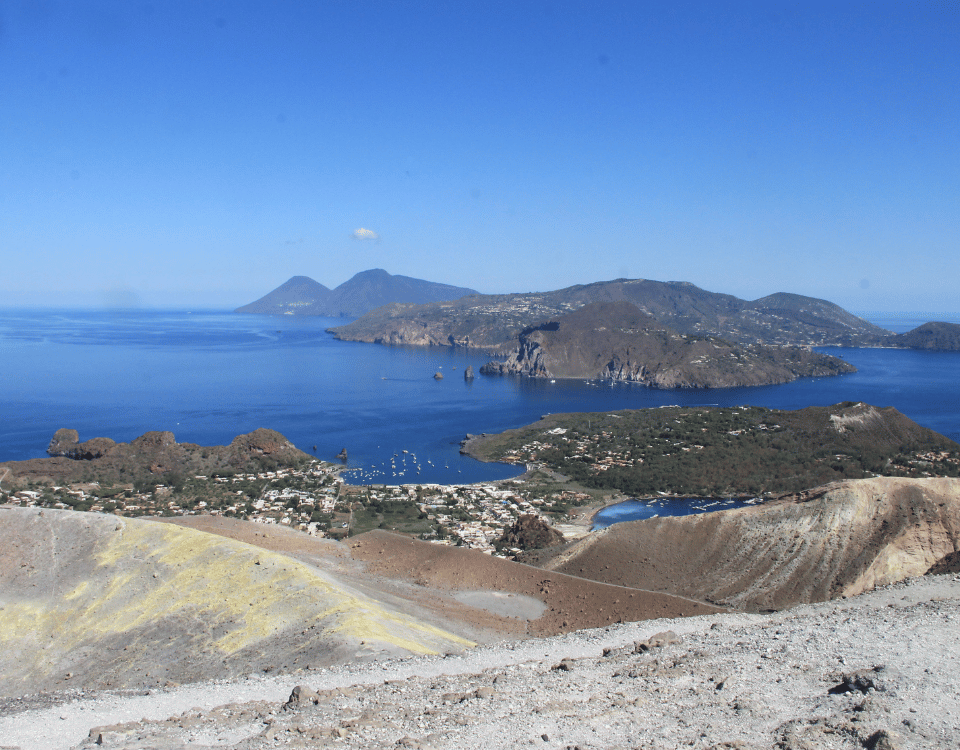 Vue de Lipari depuis Vulcano, dans les îles Eoliennes en Italie, photographié par Christophe le voyagiste sur mesure