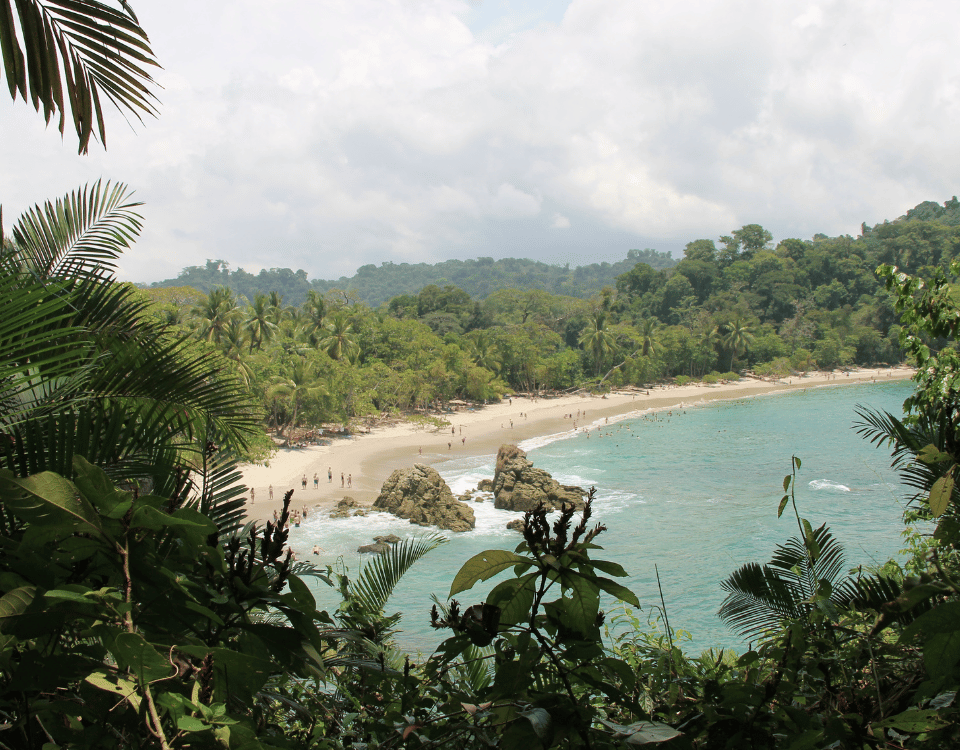 Plage sur l'océan Pacifique dans le parc national Manuel Antonio au Costa Rica