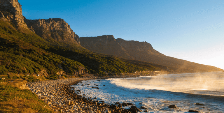 Vue de la côte montagneuse près de Capetown