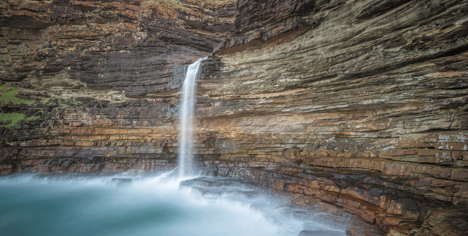 Cascade Waterfall Bluff sur la côte sauvage du Cap Oriental